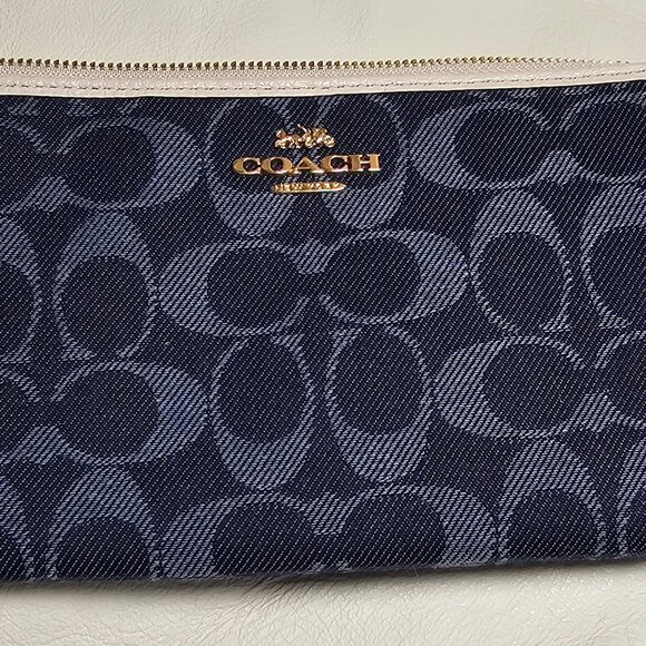 Coach Handbags - Authentic COACH Signature Jacquard Wristlet